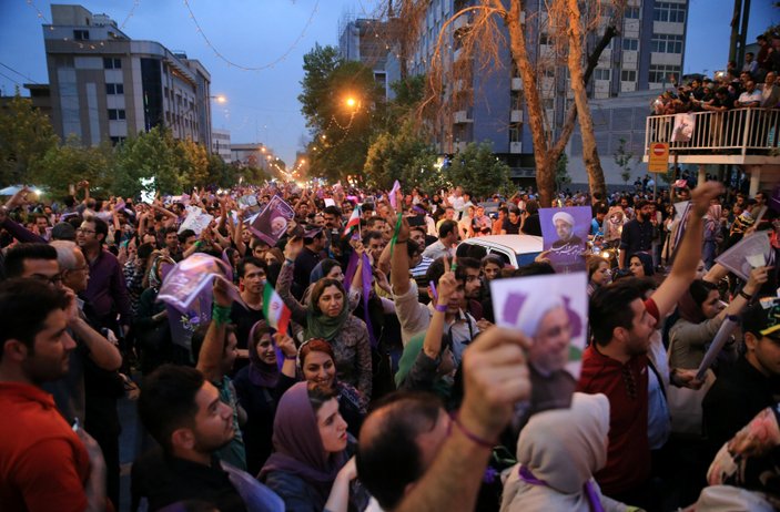 İran'da Ruhani'nin zaferi kutlandı