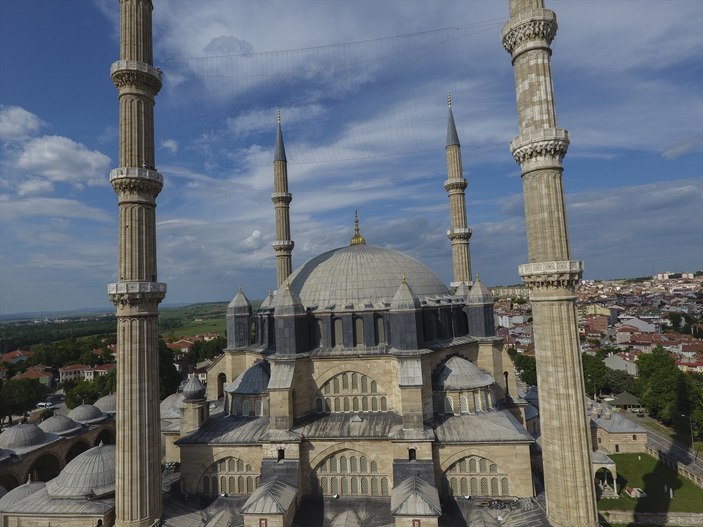 Selimiye Camisi'nin minareleri mahyayla süslendi