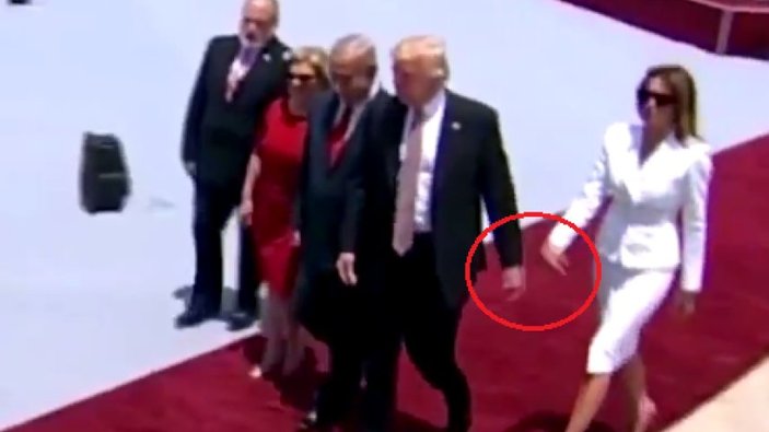 Melania, Donald Trump'ın elini tutmadı