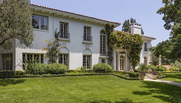 Angelina Jolie Los Angeles'tan ev aldı