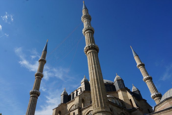 Selimiye Camisi'nin minareleri mahyayla süslendi