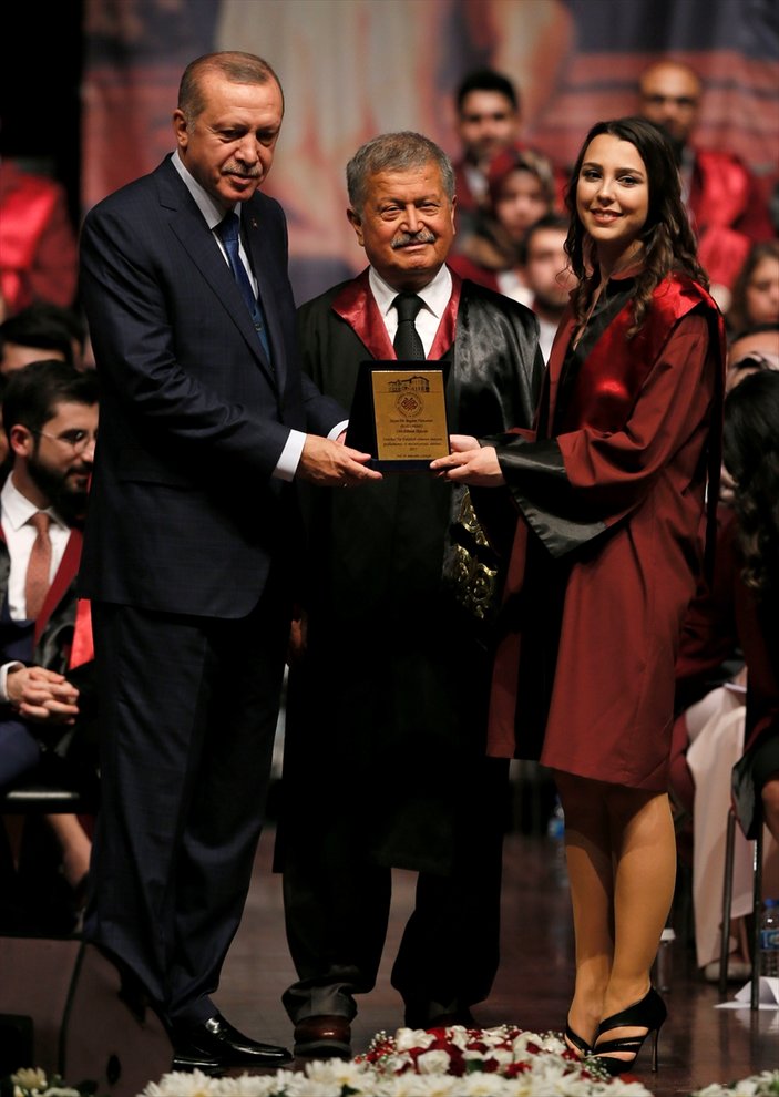 Gül ailesinin gelini de İÜ'den mezun oldu