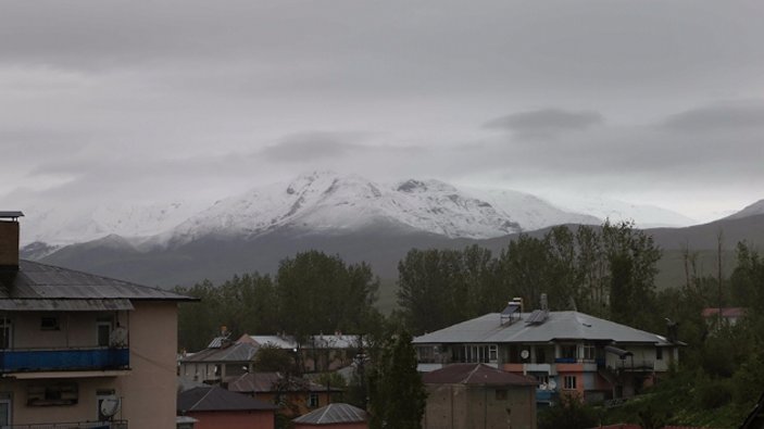 Varto'da dağlara kar yağdı