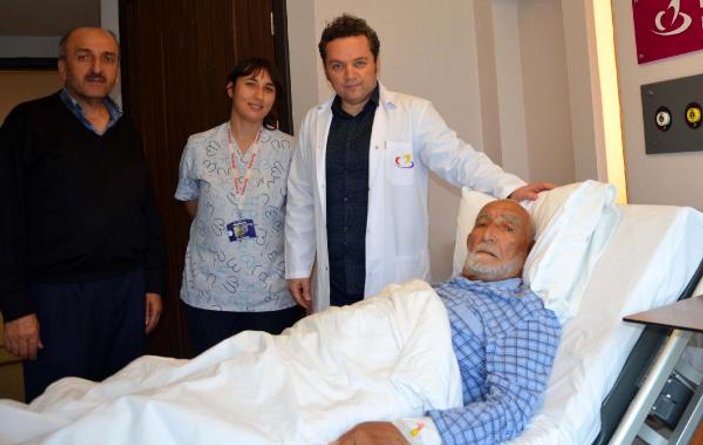 85 yaşındaki Osman dededen 220 gram taş çıktı