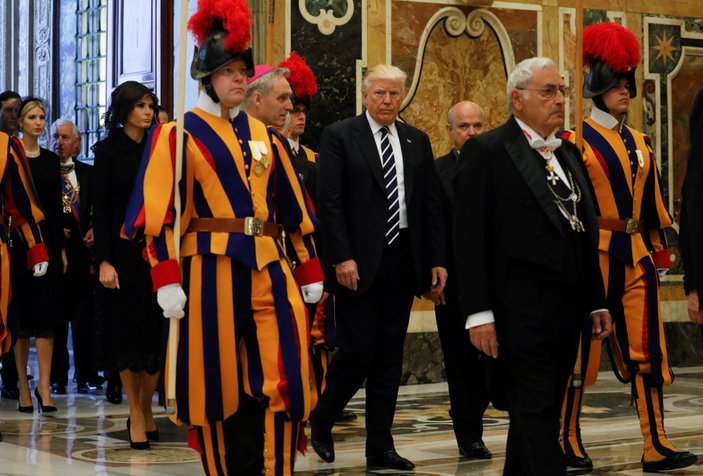 Trump'ın Papa karşısındaki el pençe duruşu