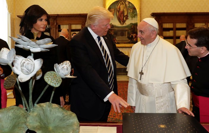 Trump'ın Papa karşısındaki el pençe duruşu