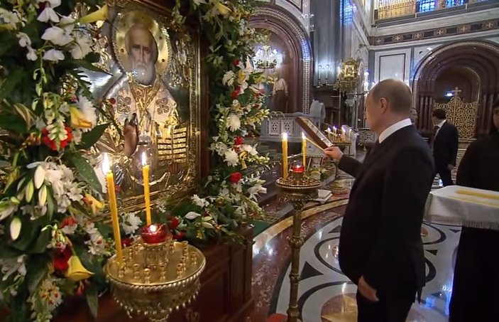 Putin, Noel Baba’nın kalıntılarını öptü