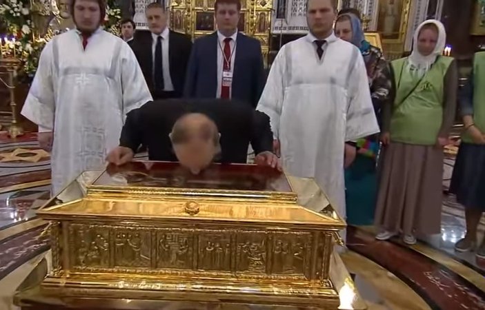 Putin, Noel Baba’nın kalıntılarını öptü