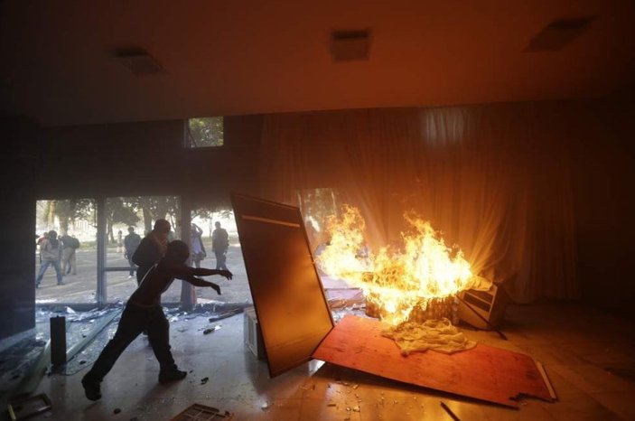 Brezilya’da iki bakanlık ateşe verildi