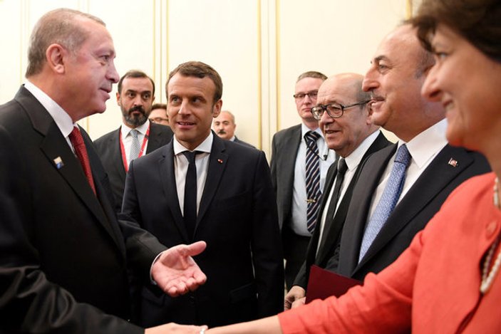 Macron, Erdoğan'ı hayranlıkla izledi