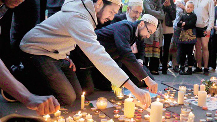 Müslümanlar Manchester'da ölenler için dua etti