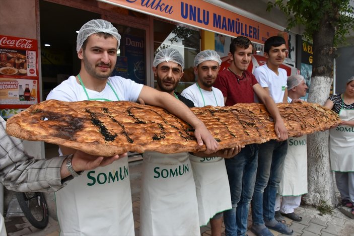 Amasya'da 4 metrelik Ramazan pidesi yapıldı