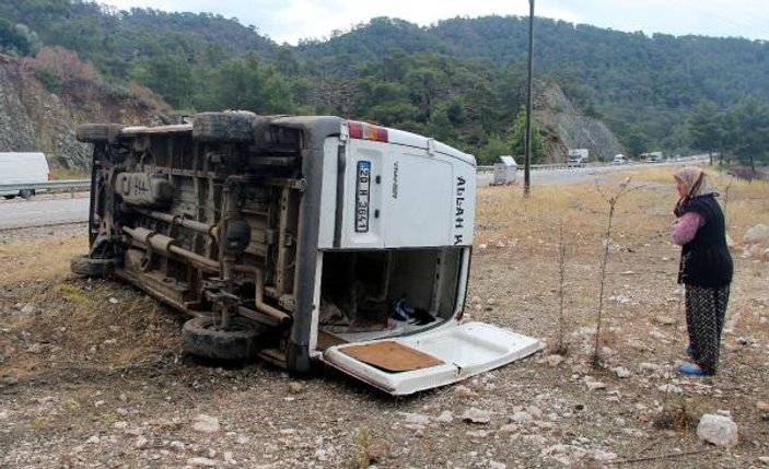 Kemer'de işçi minibüsü devrildi: 5 yaralı