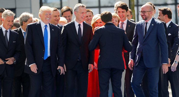 Macron Trump'ı es geçip elini en son sıktı