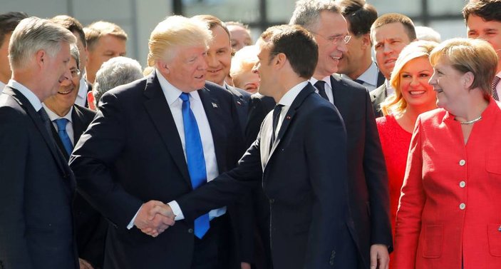 Macron Trump'ı es geçip elini en son sıktı