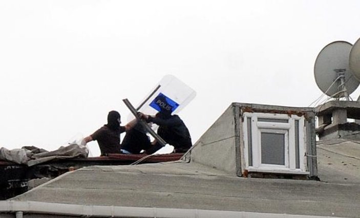 Çatıdan taş, kiremit yağdıran kişi 6 saat sonra yakalandı