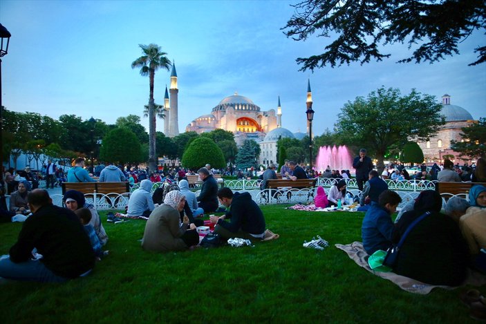 Sultanahmet'te 30 bin kişilik iftar