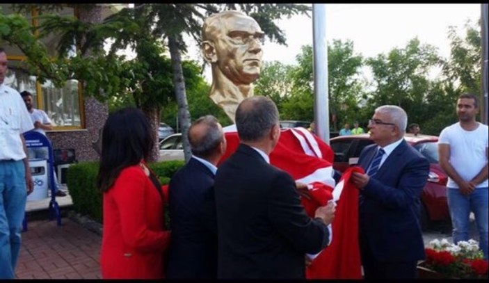 Atatürk büstü için para topladılar