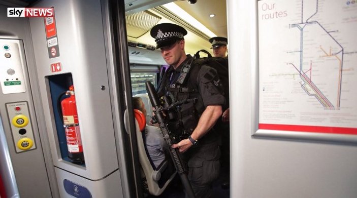 İngiltere'de polis trenlerde devriye geziyor