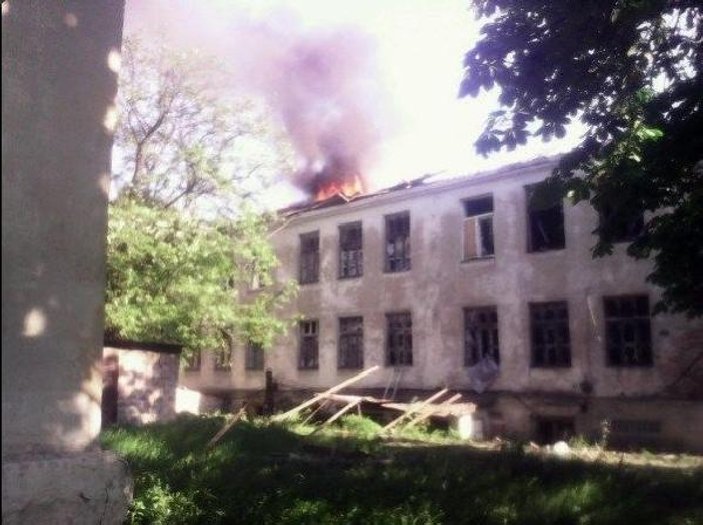 Ukrayna'da hastaneye ve okula top mermisi atıldı