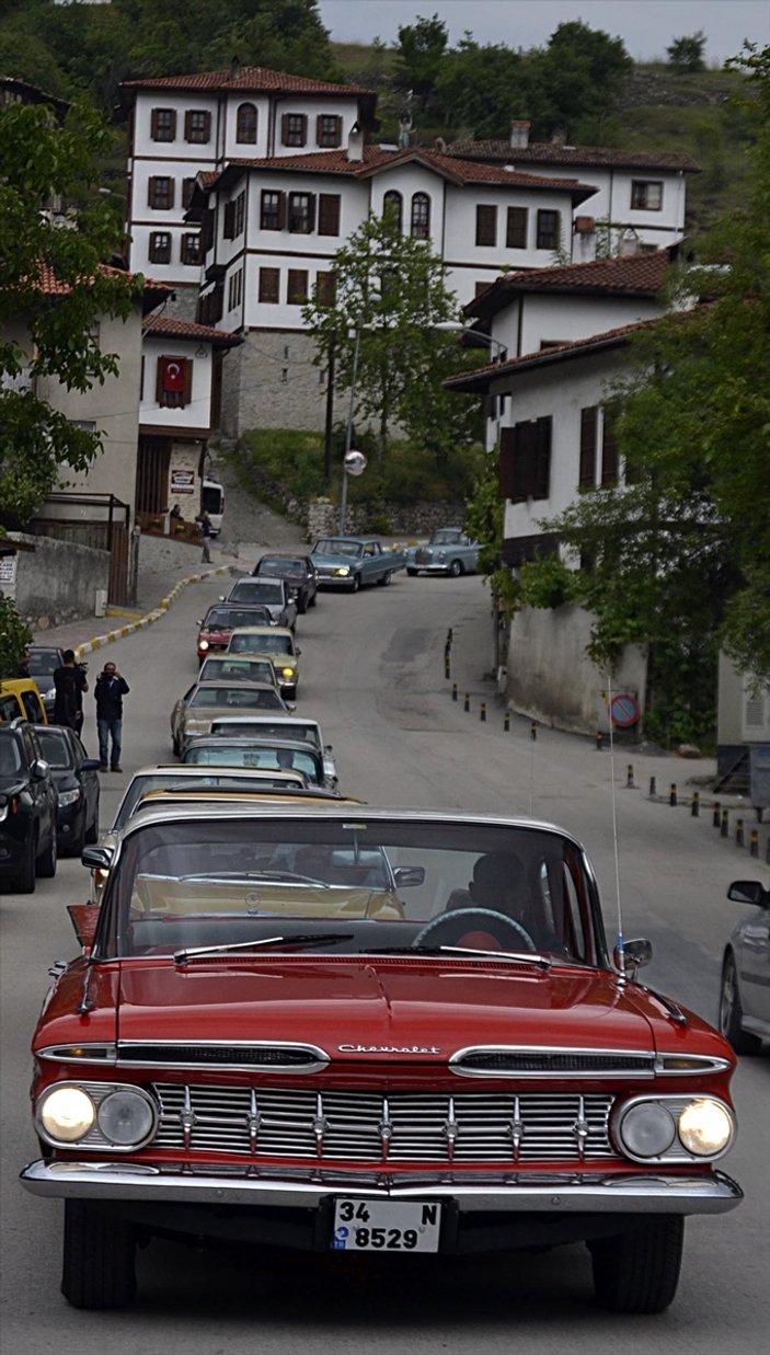 Klasik otomobil tutkunları Safranbolu'da buluştu