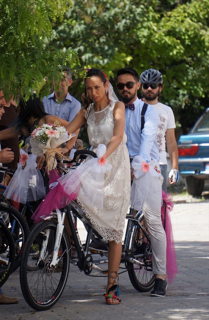 Edirne'de bir çift nikaha bisikletle gitti