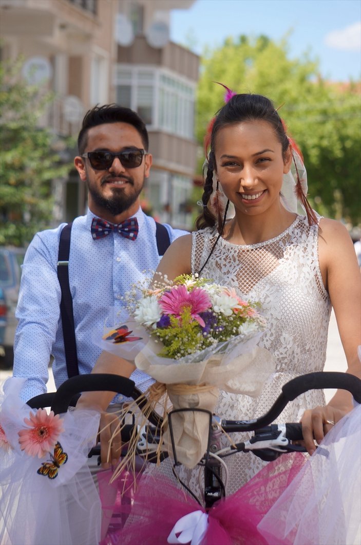 Edirne'de bir çift nikaha bisikletle gitti