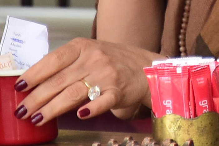 Aşkın Nur Yengi 300 bin TL'lik yüzüğünü tekrar taktı