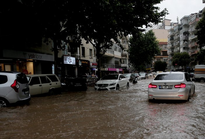 İzmir'de sağanak yolları su altında bıraktı