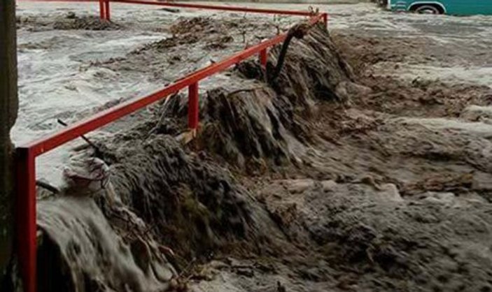 İzmir'de sağanak yağışın yol açtığı sel araçları sürükledi