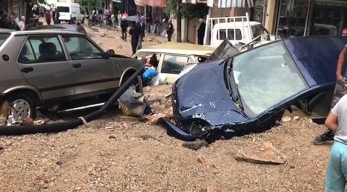 İzmir'de sağanak yağışın yol açtığı sel araçları sürükledi