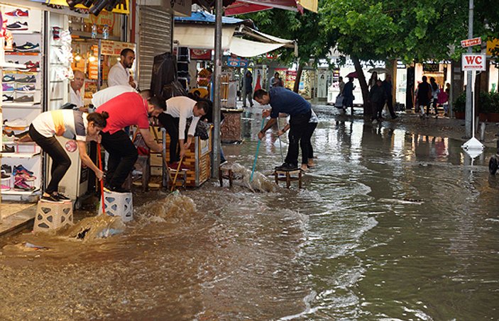 İzmir'de sağanak yağışın yol açtığı sel araçları sürükledi
