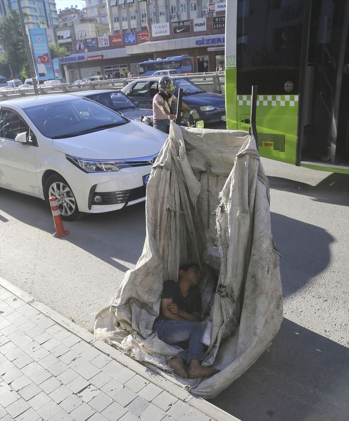 Kağıt toplayan çocuğun uykusu