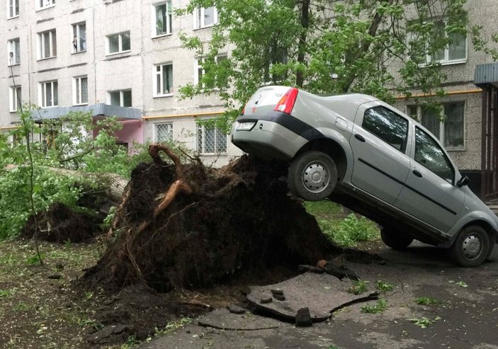 Rusya'da şiddetli fırtına 12 can aldı