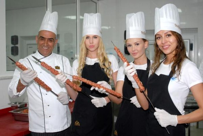 Antalya'da güzellik yarışması finalistleri mutfağa girdi