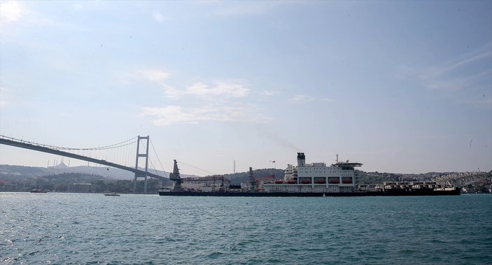 İstanbul Boğazı'ndan geçen dev boru döşeme gemisi