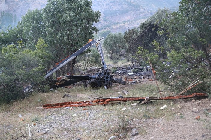 Şırnak'ta düşen askeri helikopterin enkazı görüntülendi