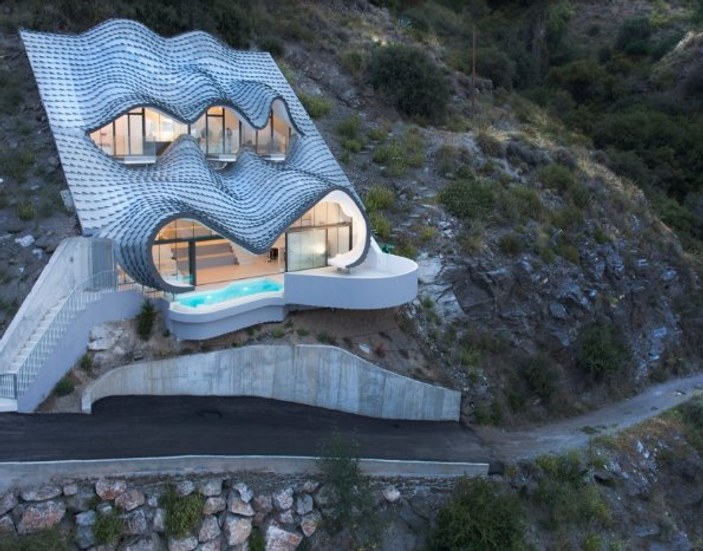 İspanya'da dağ yamacına inşa edilen muhteşem ev