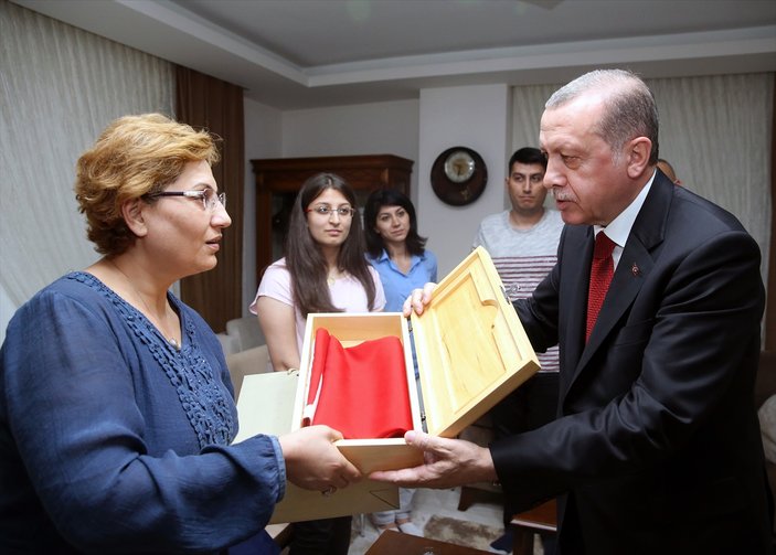 Erdoğan 15 Temmuz şehidinin ailesiyle buluştu