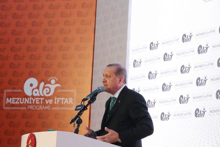 Cumhurbaşkanı Erdoğan torununa mezuniyet belgesini verdi