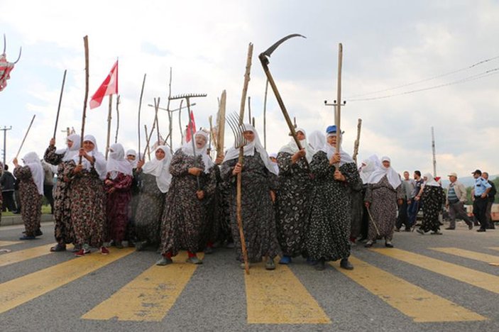 Orak ve tırpanla eylem yapanlardan Havva teyze konuştu