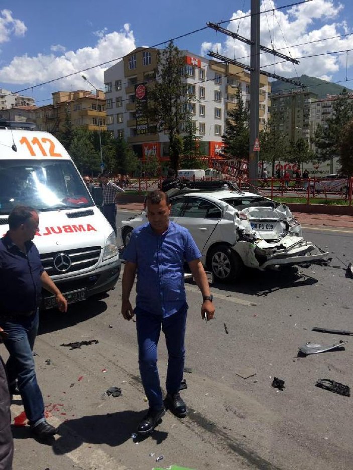 Halk otobüsü 5 araca çarptı: 1 ölü, 2 yaralı