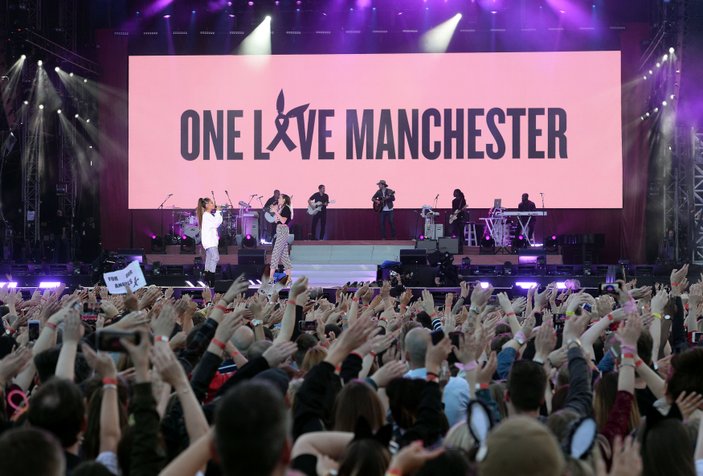 Manchester’da 50 bin kişilik yardım konseri düzenlendi