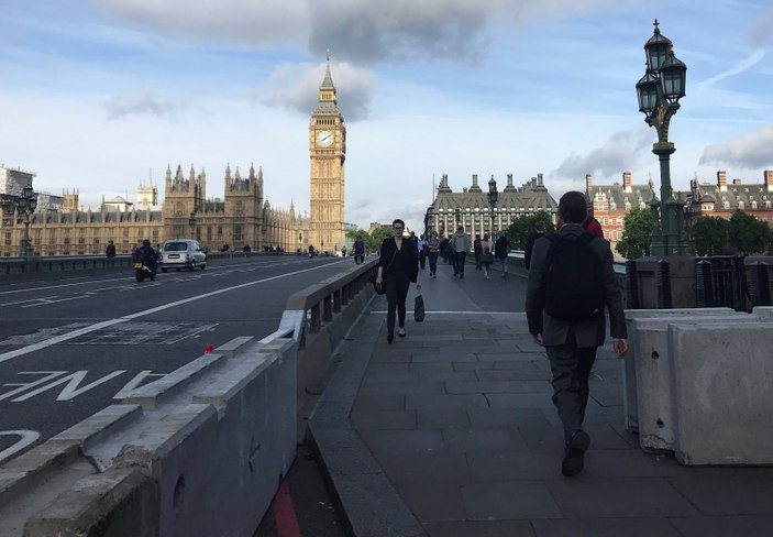 Londra Köprüsü'nde barikat kuruldu