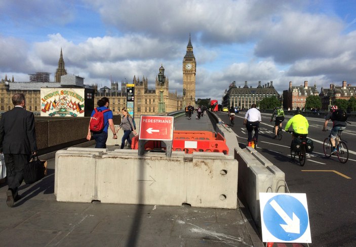 Londra Köprüsü'nde barikat kuruldu