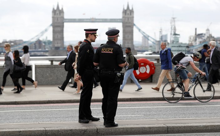 Londra Köprüsü'nde barikat kuruldu