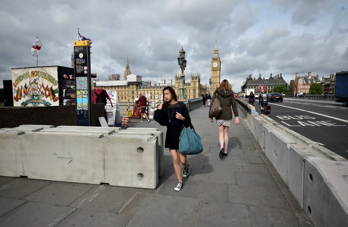 Londra Köprüsü'nde barikat kuruldu