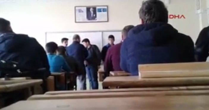 Sivas'ta öğrencilere sıra dayağı atan öğretmen kamerada