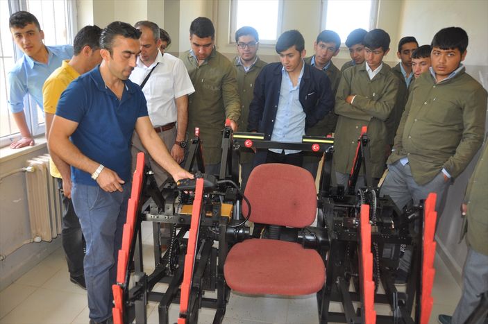 Liseli gençler 'mayın arama robotu' yaptı