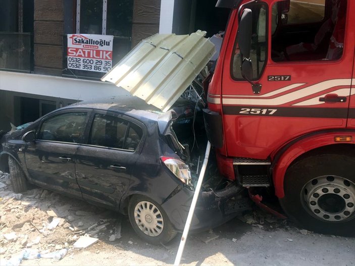 İzmir'de sürücüsüz vinç otomobilleri ezip eve çarptı